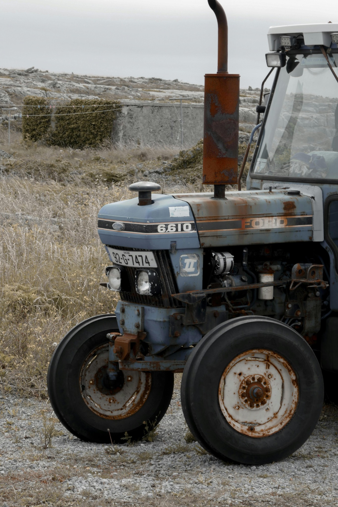 Tracteur Ford ancien en milieu agricole