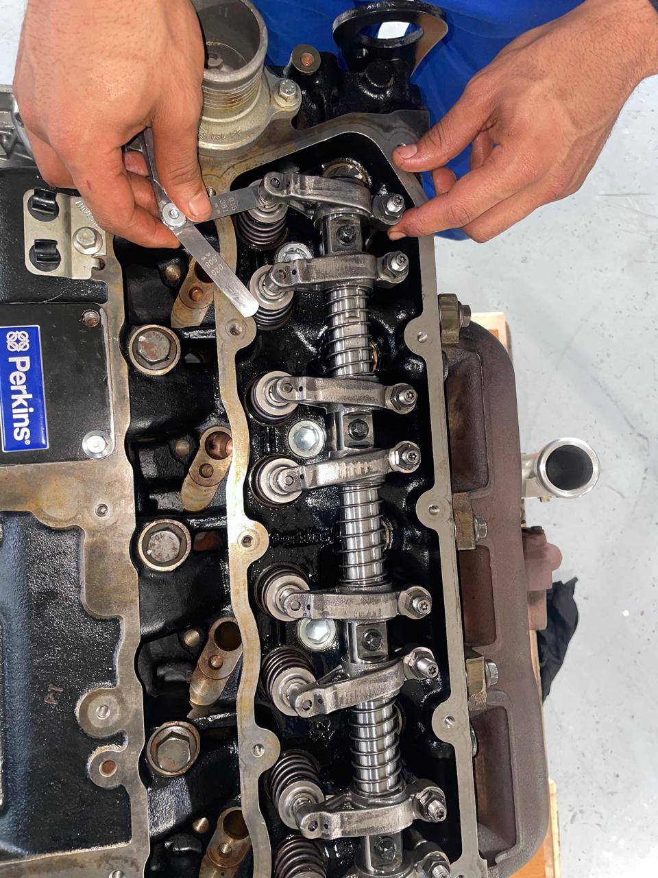 Réglage des soupapes d’un moteur Perkins dans l’atelier COMAPIRE