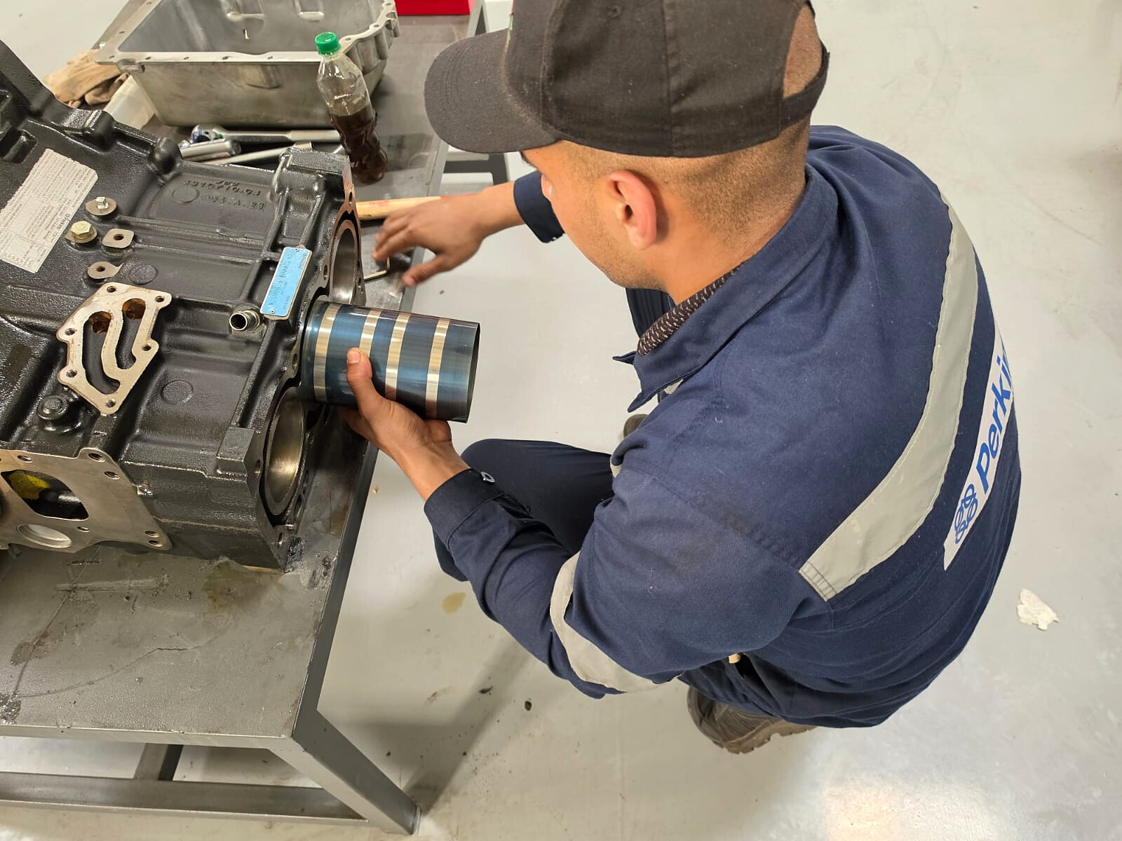 Technicien COMAPIRE intervenant sur un moteur Perkins