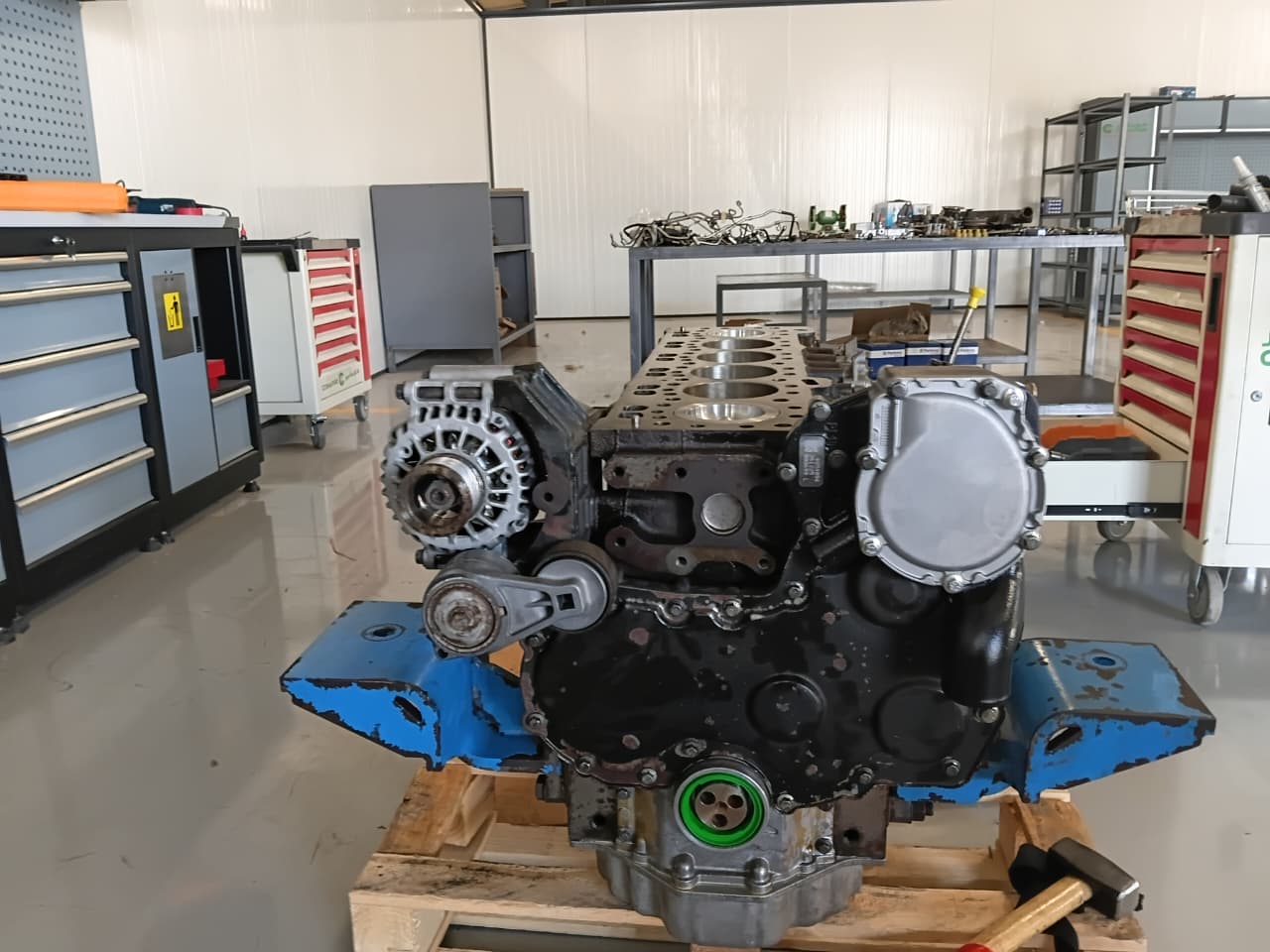 Moteur en cours de remise en état dans l’atelier COMAPIRE